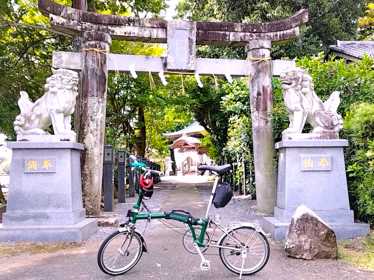 浮島神社の鳥居と参道